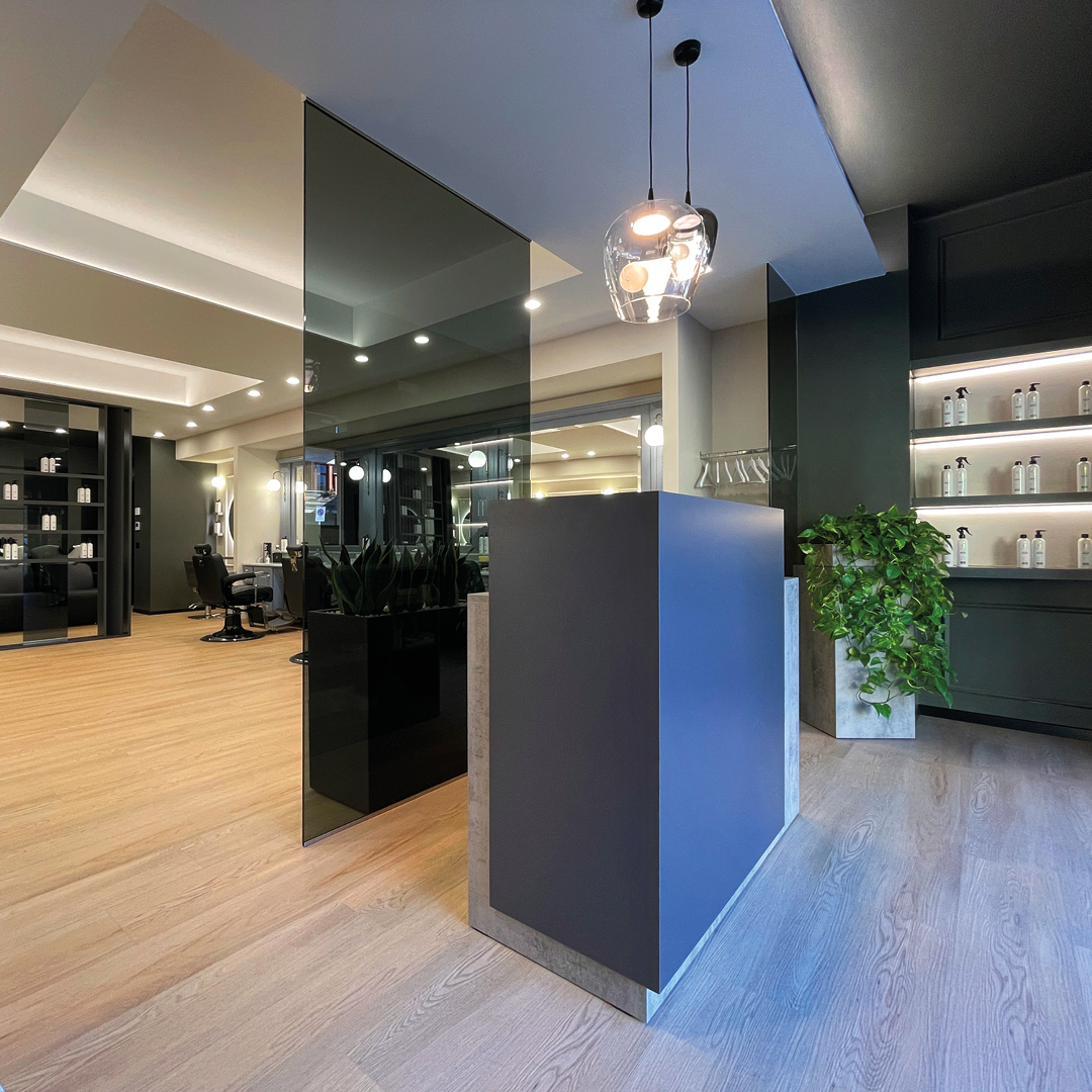 Immagine area reception con focus sul bancone in particolare sul dettaglio decorativo blu scuro 